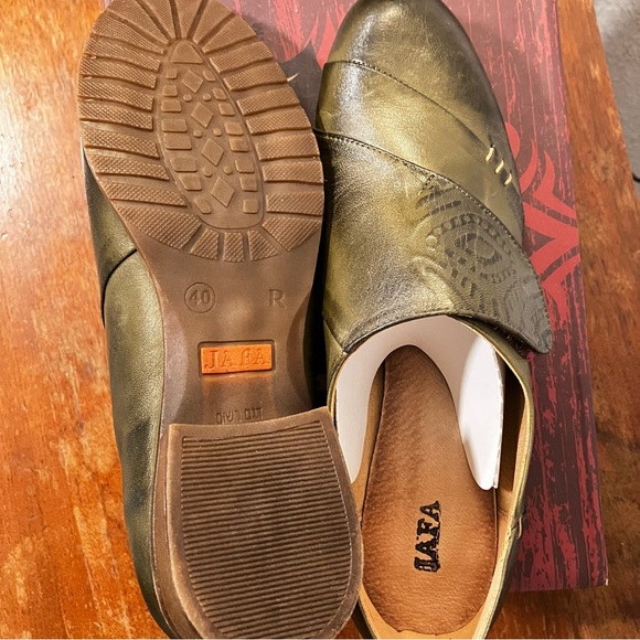 Jafa olive leather oxfords size 40 (fits size 8.5 or 9)
Brand new in box - Picture 6 of 8